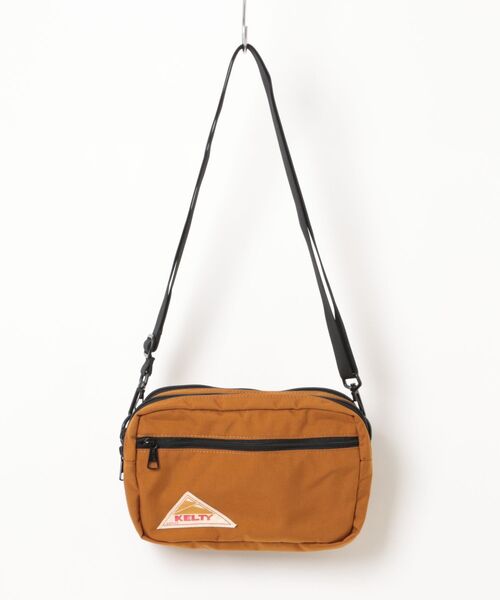 TSURUYA(ツルヤ)の「《KELTY》RECTANGLE ZIP SHOULDER(ショルダーバッグ・メンズ・マスタード/ブラック/ブラウン系その他/セージグリーン・フリー)」の2枚目の写真