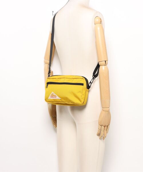 TSURUYA(ツルヤ)の「《KELTY》RECTANGLE ZIP SHOULDER(ショルダーバッグ・メンズ・マスタード/ブラック/ブラウン系その他/セージグリーン・フリー)」の8枚目の写真