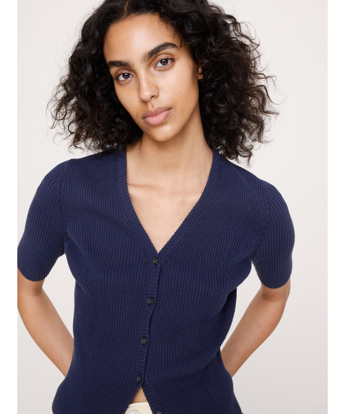 Banana Republic(バナナリパブリック)の「リブ コットン クロップド カーディガン(カーディガン/ボレロ・レディース・ベージュ/ネイビー/マルチ・S/XS/L/M)」の3枚目の写真