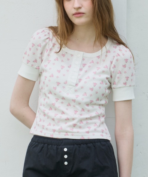 GIUNON(ジウノン)の「henley neck flower dot T / ヘンリーネックフラワードットTシャツ(Tシャツ/カットソー・レディース・ピンク・FREE)」の7枚目の写真