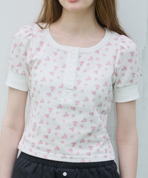 GIUNON(ジウノン)の「henley neck flower dot T / ヘンリーネックフラワードットTシャツ(Tシャツ/カットソー・レディース・ピンク・FREE)」の4枚目の写真