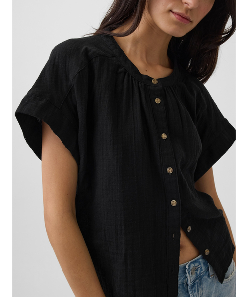 GAP(ギャップ)の「リラックススフィット ボタンアップ ガーゼトップス(シャツ/ブラウス・レディース・ブラック/ホワイト・L/M/S/XS/XXS)」の1枚目の写真