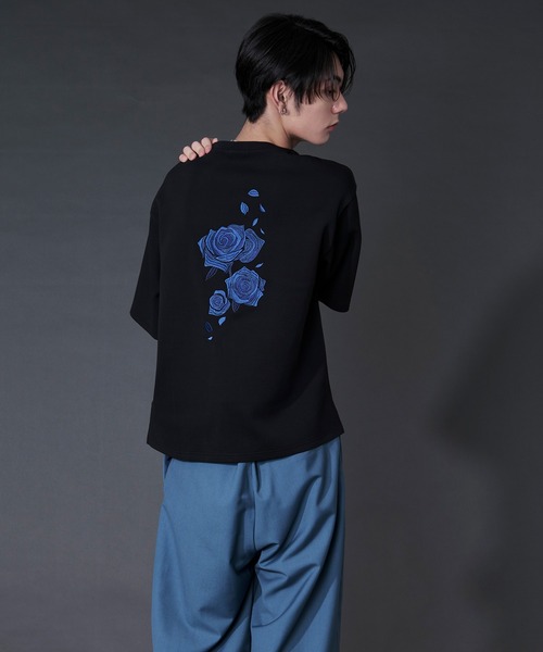 Ellno Loset(エルノロゼット)の「バックフラワー刺繍ポンチT(Tシャツ/カットソー・メンズ・ブラック×レッド/ブルー/ブラック×ブルー/オフホワイト・SMALL/LARGE/MEDIUM)」の13枚目の写真