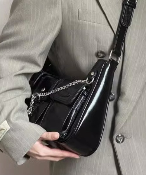 Candy Pot（キャンディポット）の「チェーンアクセント エナメルショルダーバッグ（ハンドバッグ・レディース・ブラック・FREE）」の4枚目の写真