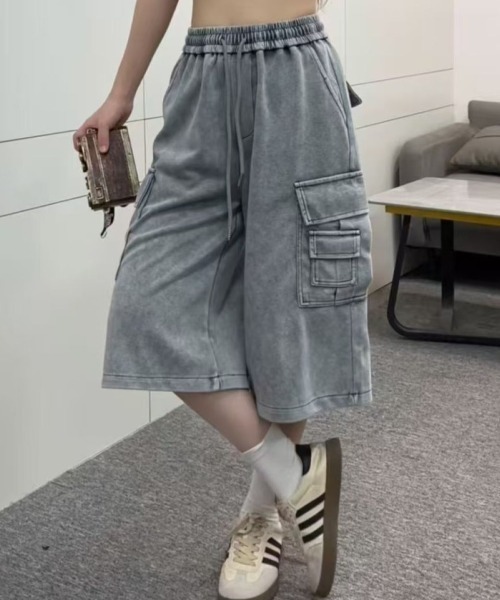 LETee（レティー）の「ルーズなシルエットとカーゴデザインが今っぽい！ストリート感漂うリラックスハーフパンツ（カーゴパンツ・レディース・グレー/ブラック・FREE）」の2枚目の写真