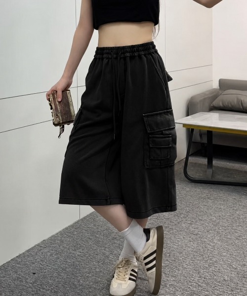 LETee（レティー）の「ルーズなシルエットとカーゴデザインが今っぽい！ストリート感漂うリラックスハーフパンツ（カーゴパンツ・レディース・グレー/ブラック・FREE）」の3枚目の写真