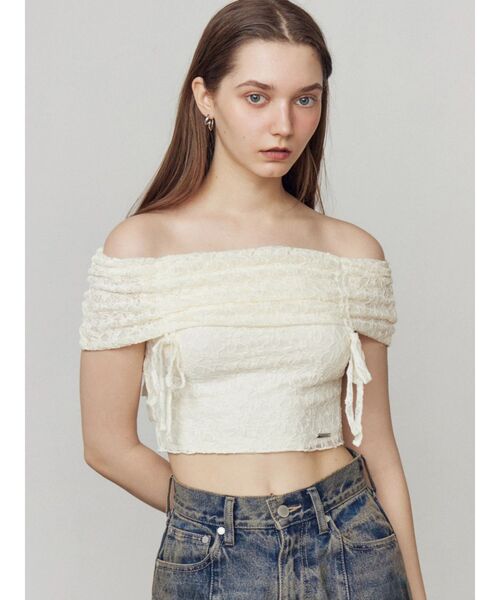 EMODA(エモダ)の「レースギャザーオフショルダートップ(Tシャツ/カットソー・レディース・アイボリー/ブラック/ブルー・FREE)」の2枚目の写真