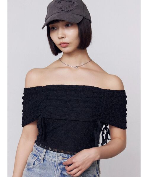 EMODA(エモダ)の「レースギャザーオフショルダートップ(Tシャツ/カットソー・レディース・アイボリー/ブラック/ブルー・FREE)」の4枚目の写真