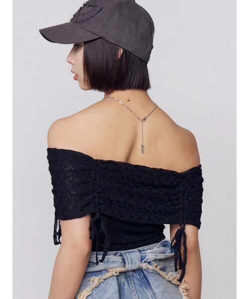 EMODA(エモダ)の「レースギャザーオフショルダートップ(Tシャツ/カットソー・レディース・アイボリー/ブラック/ブルー・FREE)」の6枚目の写真