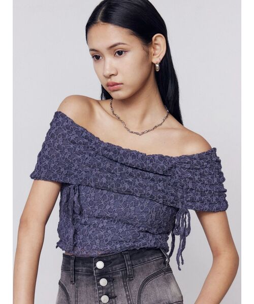 EMODA(エモダ)の「レースギャザーオフショルダートップ(Tシャツ/カットソー・レディース・アイボリー/ブラック/ブルー・FREE)」の14枚目の写真