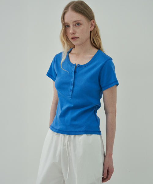 MOTT(モット)の「ヘンリーネックハーフTシャツ-ブルー(Tシャツ/カットソー・レディース・その他・FREE)」の1枚目の写真