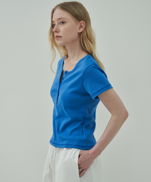 MOTT(モット)の「ヘンリーネックハーフTシャツ-ブルー(Tシャツ/カットソー・レディース・その他・FREE)」の3枚目の写真