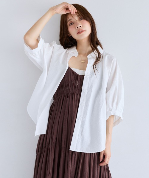 mysty woman(ミスティウーマン)の「バックボリュームシャツ半袖 1046996(シャツ/ブラウス・レディース・サックスブルー/オフホワイト・FREE)」の1枚目の写真