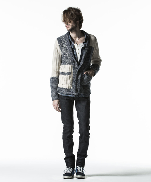 NO ID.(ノーアイディ)の「mcg1797-CニットランダムパターンV/Nカーディガン(カーディガン/ボレロ・メンズ・ブラック/ブルー・2/1)」の4枚目の写真