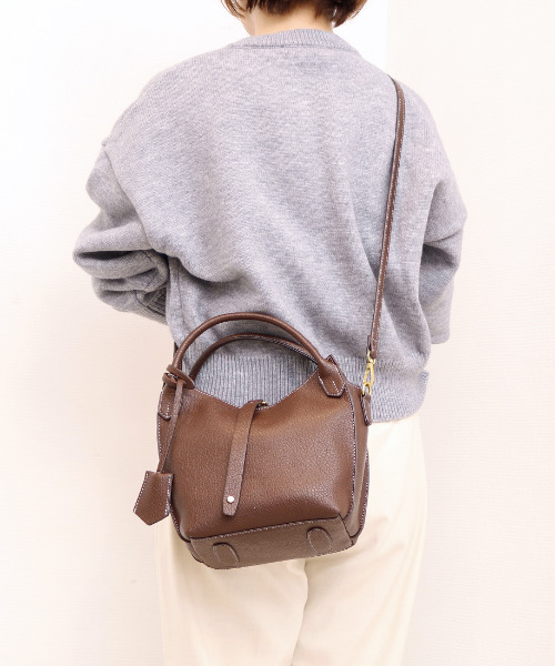 cache cache(カシュ カシュ)の「カシュカシュ cachecache / 1枚革風ショルダーベルト付ディテールトート(トートバッグ・レディース・ブラウン/ベージュ系その他/ブラック/パイソン/レッド・FREE)」の1枚目の写真