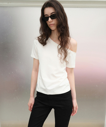 LEVAR（レバー）の「Unbalanced Off-shoulder T-shirt - Snow White（Tシャツ/カットソー）」