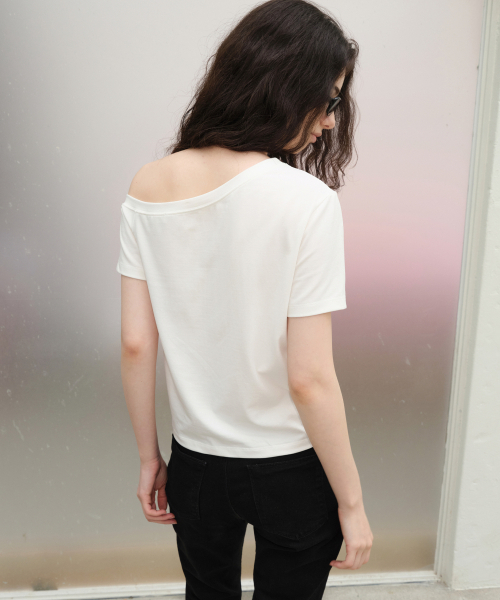 LEVAR(レバー)の「Unbalanced Off-shoulder T-shirt - Snow White(Tシャツ/カットソー・レディース・その他・FREE)」の2枚目の写真