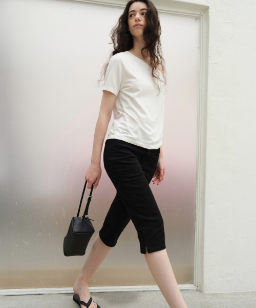 LEVAR(レバー)の「Unbalanced Off-shoulder T-shirt - Snow White(Tシャツ/カットソー・レディース・その他・FREE)」の3枚目の写真