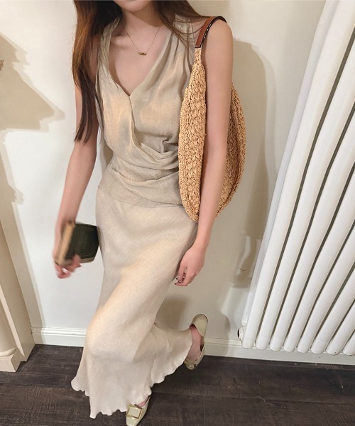 AMAJI(アマジ)の「バックスリット タイトマーメイドスカート セットアップ(セットアップ・レディース・ライトピンク/ベージュ・SMALL/MEDIUM/LARGE/X-LARGE)」の4枚目の写真