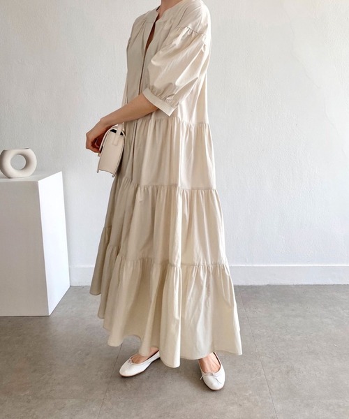 AMAJI(アマジ)の「クルーネック フロントボタン パフスリーブ ティアード ロングワンピース(ワンピース・レディース・ベージュ/ブラック・FREE)」の1枚目の写真