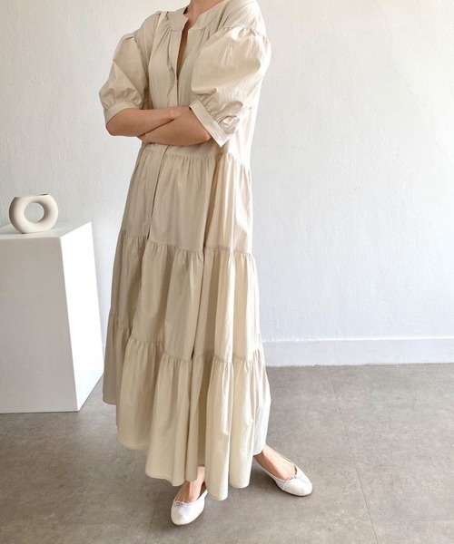 AMAJI(アマジ)の「クルーネック フロントボタン パフスリーブ ティアード ロングワンピース(ワンピース・レディース・ベージュ/ブラック・FREE)」の5枚目の写真
