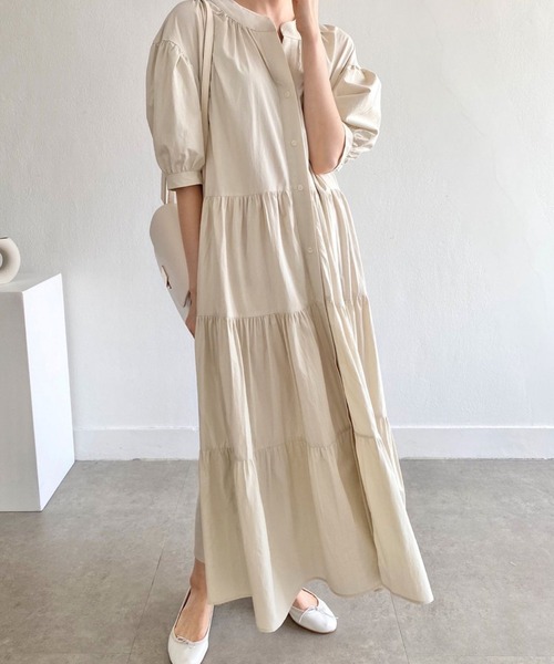 AMAJI(アマジ)の「クルーネック フロントボタン パフスリーブ ティアード ロングワンピース(ワンピース・レディース・ベージュ/ブラック・FREE)」の6枚目の写真