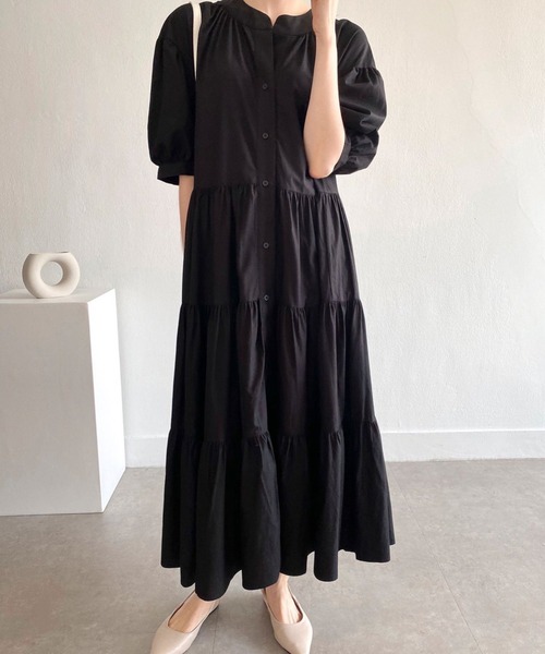 AMAJI(アマジ)の「クルーネック フロントボタン パフスリーブ ティアード ロングワンピース(ワンピース・レディース・ベージュ/ブラック・FREE)」の3枚目の写真