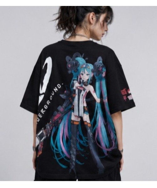 Sakka（サッカ）の「『初音ミク × UNDER GROUND』コラボレーションレーシングミクTEE（Tシャツ/カットソー・メンズ・ブラック/ホワイト・LARGE/MEDIUM）」の2枚目の写真