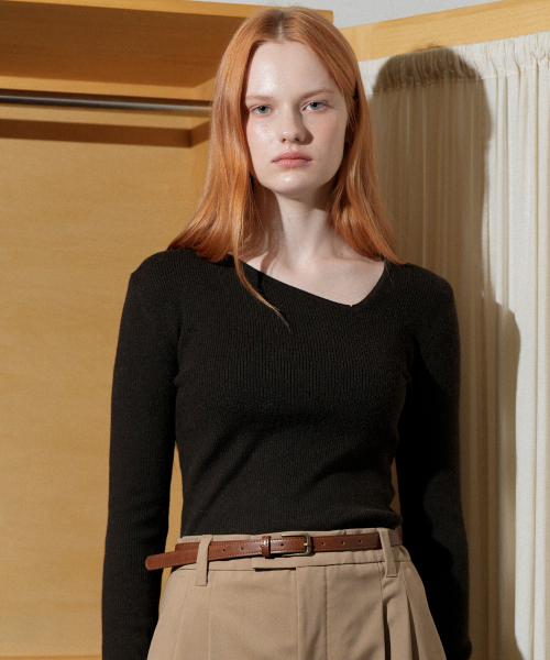 VLETI（ブレッティ）の「Diagonal Neck Line Ribbed Knit (Brown)（ニット/セーター・レディース・ブラウン・FREE）」の2枚目の写真