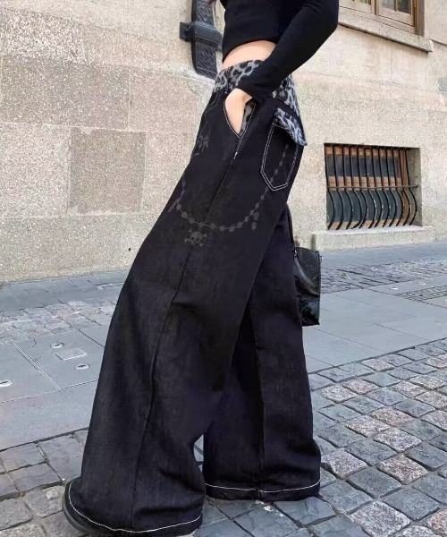 SHERU(シェル)の「ふわふわボアレオパード ドッキングワイドデニムパンツ チェーンプリント(デニムパンツ・レディース・ブラック・S/M/L)」の2枚目の写真