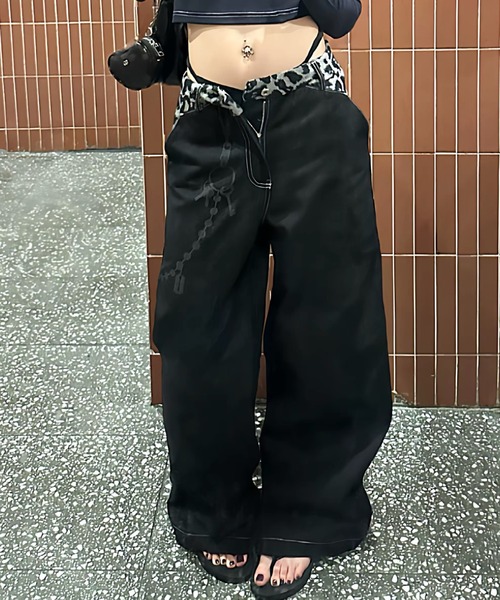 SHERU(シェル)の「ふわふわボアレオパード ドッキングワイドデニムパンツ チェーンプリント(デニムパンツ・レディース・ブラック・S/M/L)」の3枚目の写真