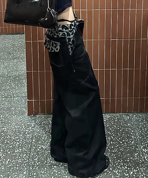 SHERU(シェル)の「ふわふわボアレオパード ドッキングワイドデニムパンツ チェーンプリント(デニムパンツ・レディース・ブラック・S/M/L)」の5枚目の写真