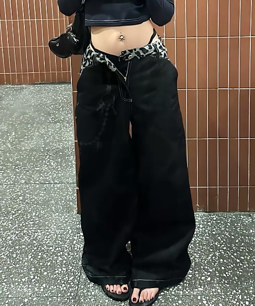 SHERU(シェル)の「ふわふわボアレオパード ドッキングワイドデニムパンツ チェーンプリント(デニムパンツ・レディース・ブラック・S/M/L)」の12枚目の写真