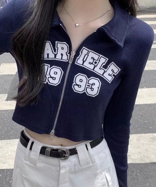 SHEPP(シープ)の「【26年秋冬新作】カレッジロゴ 襟付き クロップド カットソー 長袖 リブニット(Tシャツ/カットソー・レディース・グレー/ネイビー/ピンク・F)」の2枚目の写真