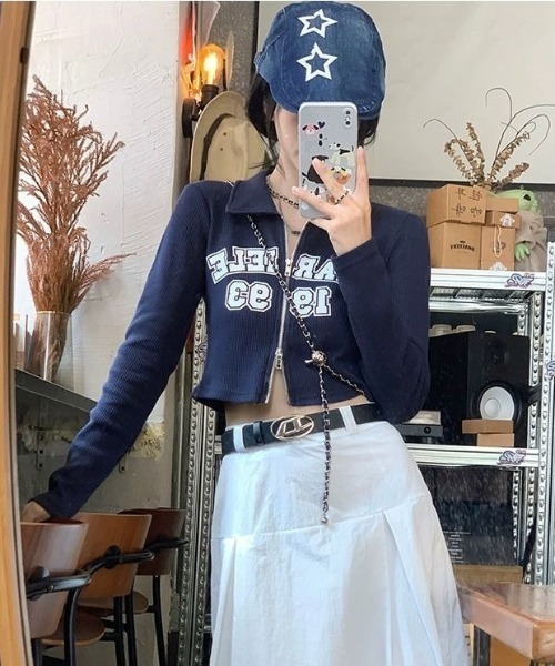 SHEPP(シープ)の「【26年秋冬新作】カレッジロゴ 襟付き クロップド カットソー 長袖 リブニット(Tシャツ/カットソー・レディース・グレー/ネイビー/ピンク・F)」の4枚目の写真