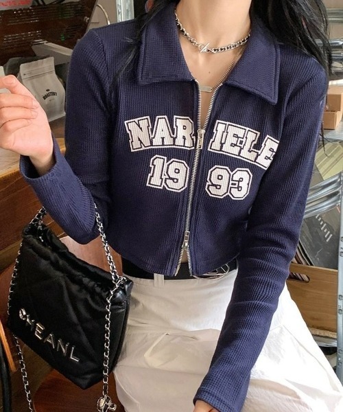 SHEPP(シープ)の「【26年秋冬新作】カレッジロゴ 襟付き クロップド カットソー 長袖 リブニット(Tシャツ/カットソー・レディース・グレー/ネイビー/ピンク・F)」の13枚目の写真