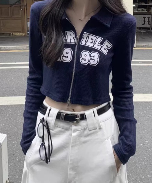 SHEPP(シープ)の「【26年秋冬新作】カレッジロゴ 襟付き クロップド カットソー 長袖 リブニット(Tシャツ/カットソー・レディース・グレー/ネイビー/ピンク・F)」の9枚目の写真