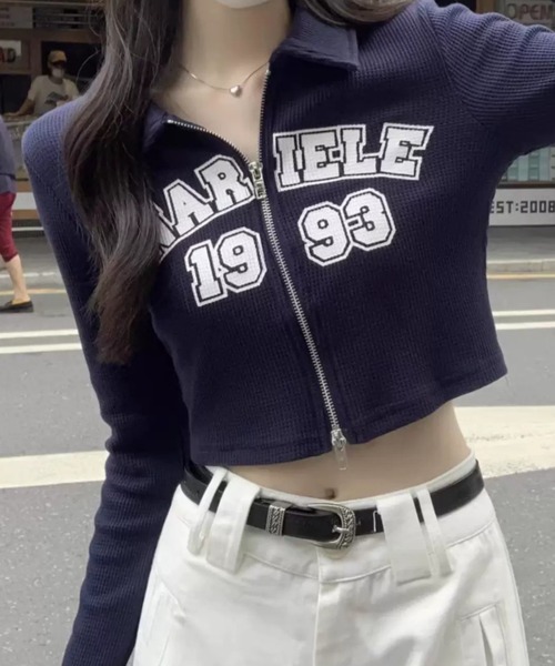 SHEPP(シープ)の「【26年秋冬新作】カレッジロゴ 襟付き クロップド カットソー 長袖 リブニット(Tシャツ/カットソー・レディース・グレー/ネイビー/ピンク・F)」の11枚目の写真