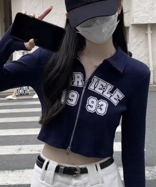 SHEPP(シープ)の「【26年秋冬新作】カレッジロゴ 襟付き クロップド カットソー 長袖 リブニット(Tシャツ/カットソー・レディース・グレー/ネイビー/ピンク・F)」の7枚目の写真