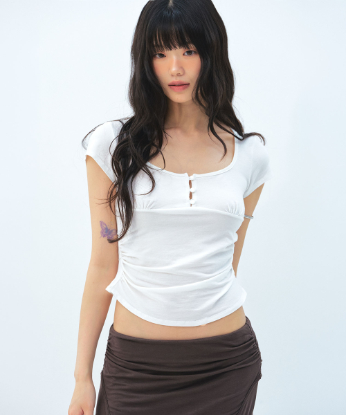 LIE MEQUE(リメーク)の「リボンタイスクエアネックシャーリングTシャツホワイト(Tシャツ/カットソー・レディース・ホワイト・SMALL/MEDIUM)」の1枚目の写真