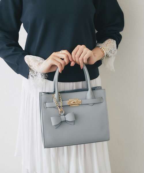 La boutique BonBon（ラブティックボンボン）の「【miki監修・最強デートBAG】レザーワイドトートバッグ（トートバッグ・レディース・ライトグレー/ブラック/グレー系その他・FREE）」の2枚目の写真