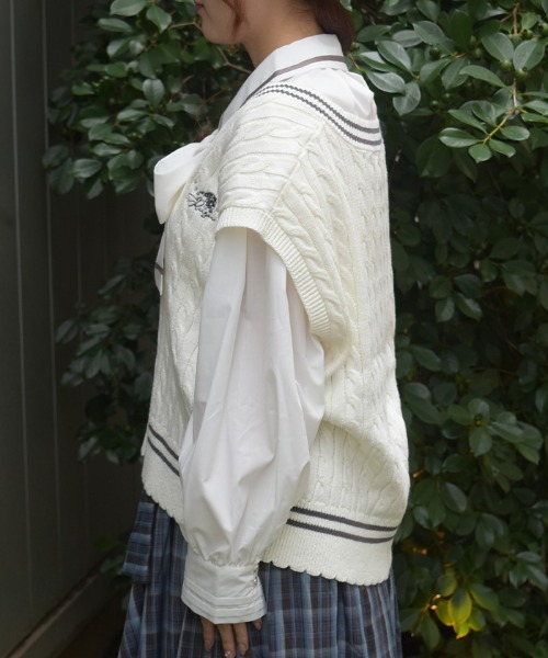 axes femme（アクシーズファム）の「刺繍入りチルデンニットベスト（ニット/セーター・レディース・ワイン/キナリ/ネイビー・FREE）」の5枚目の写真