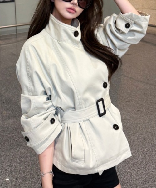 FLINEA(フリネア)の「スタンドカラーショート丈ルーズトレンチコート(トレンチコート・レディース・オフホワイト・L/M/S)」の2枚目の写真