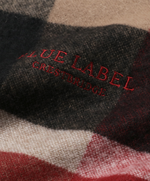 BLUE LABEL CRESTBRIDGE（ブルーレーベルクレストブリッジ）の「クレストブリッジチェック　ウィンターストール（マフラー・レディース・オフホワイト/レッド・X）」の4枚目の写真