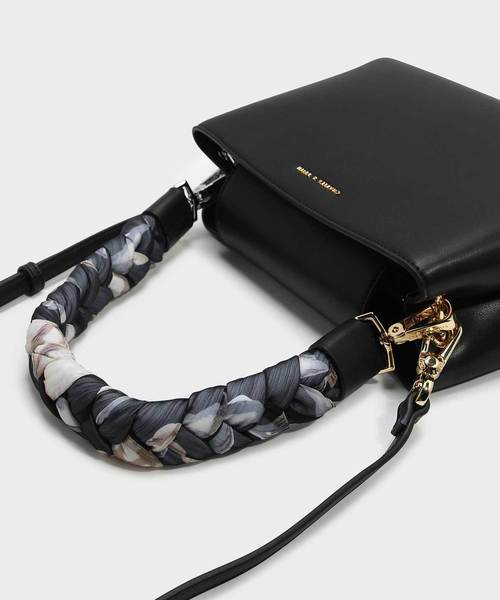 CHARLES & KEITH（チャールズ & キース）の「スカーフラップハンドルハンドバッグ / SCARF WRAPPED HANDLE HANDBAG（ハンドバッグ・レディース・ブラック/ベージュ/オレンジ・M）」の5枚目の写真