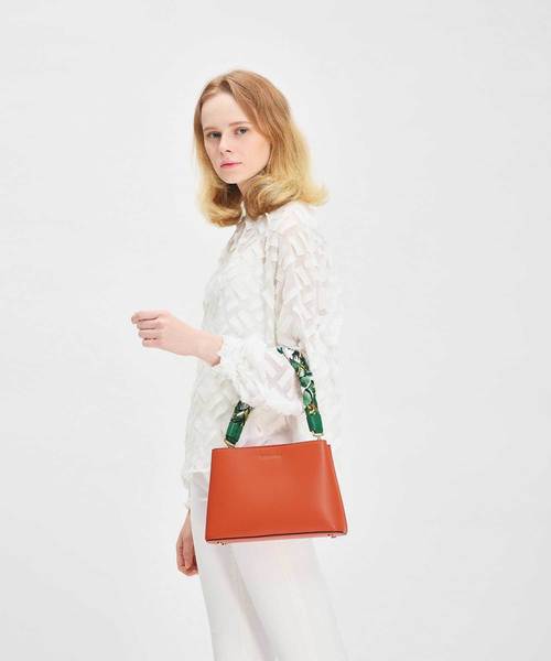 CHARLES & KEITH（チャールズ & キース）の「スカーフラップハンドルハンドバッグ / SCARF WRAPPED HANDLE HANDBAG（ハンドバッグ・レディース・ブラック/ベージュ/オレンジ・M）」の14枚目の写真