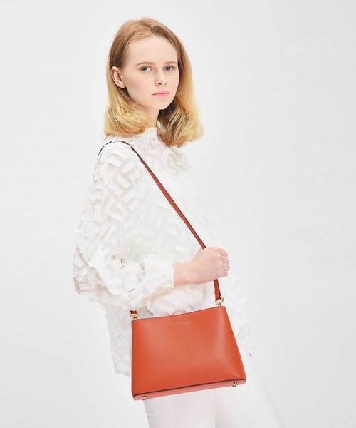CHARLES & KEITH（チャールズ & キース）の「スカーフラップハンドルハンドバッグ / SCARF WRAPPED HANDLE HANDBAG（ハンドバッグ・レディース・ブラック/ベージュ/オレンジ・M）」の18枚目の写真