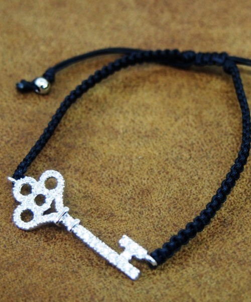 RANDOM（ランダム）の「【 RANDOM / ランダム 】 KEY CUBIC ZIRCONIA CORD BRACELET / キュービック ジルコニア ブレスレット（ブレスレット・メンズ・ゴールド/ブラック/グレー/レッド/ネイビー・FREE）」の2枚目の写真