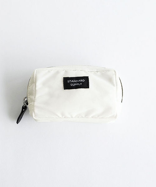 STANDARD SUPPLY（スタンダードサプライ）の「スタンダードサプライ / SIMPLICITY シンプリシティ / SQUARE POUCH S スクエアポーチS（ポーチ・レディース・ホワイト/チャコールグレー/ブラック/ベージュ/グレー/レッド/イエロー/ブルー/グリーン/ダークパープル/マスタード/ダークネイビー/モカ/サファリグリーン/レンガ/グリーン系その他/コーラルピンク/ストーン/サンドベージュ/オレンジ/ライトグレー系/ダークブラウン/キナリ/コバルトブルー/ケリーグリーン/アイボリー・FREE）」の2枚目の写真