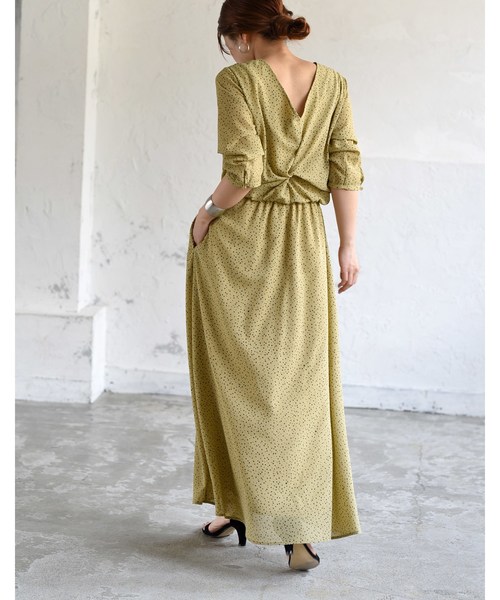 LHELBIE(レルビエ)の「ランダムドットバックねじれフレアロングワンピース(ワンピース・レディース・ブラック/ベージュ/アイボリー・M)」の3枚目の写真
